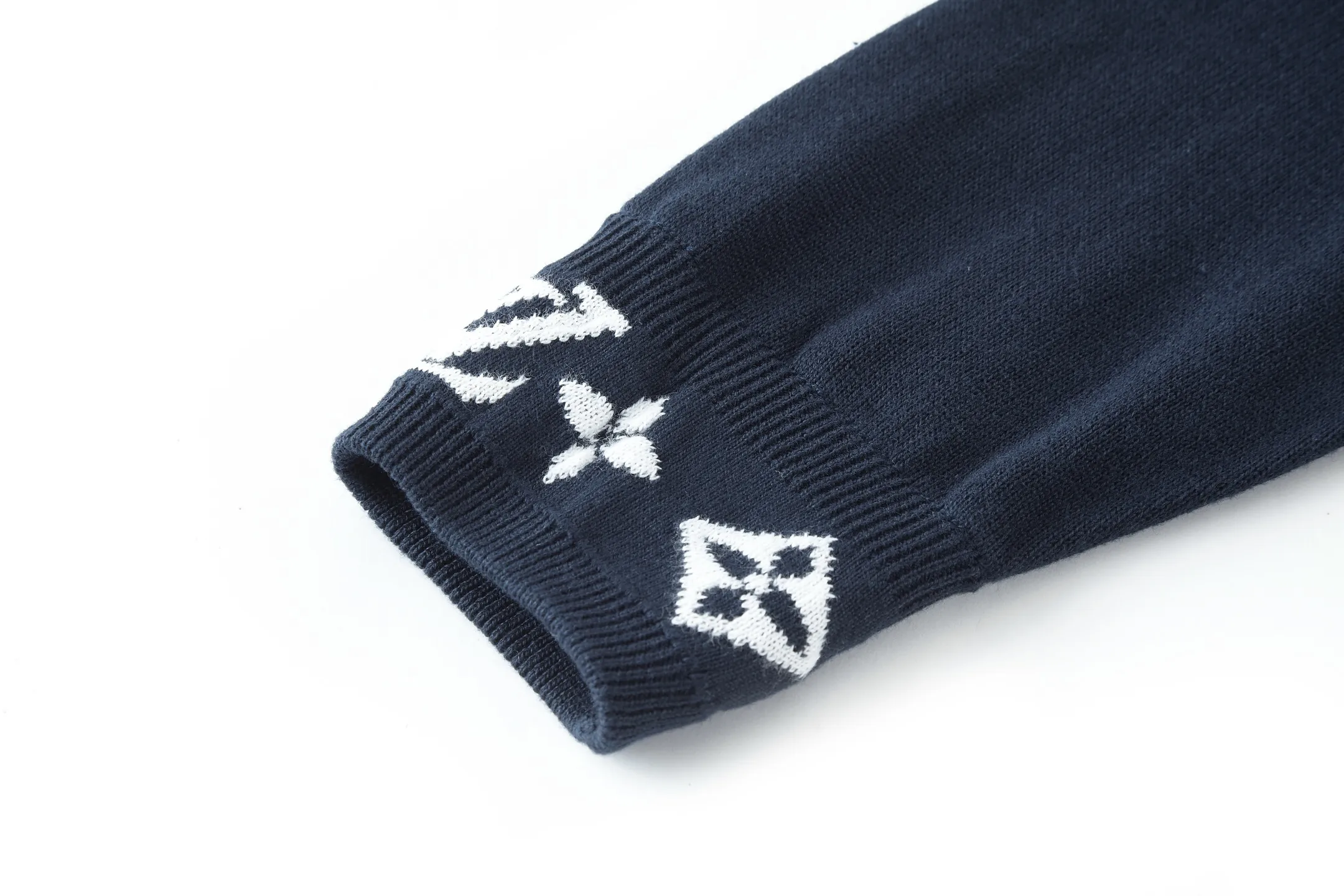🅿️440 1v 25SS cuff jacquard crew neck sweater (navy blue) The original version was purchased for 15,100 and developed. The fabric is made of 55% cashmere fabric and 45% cotton. The fabric is soft and comfortable and does not cling to the upper body. The three-dimensional and stylish version can be worn outside or as a base layer. The fabric is washed frequently to fix the pattern and color. The jacquard is made of professional point jacquard on wool looms imported from Germany, and is reproduced from the original 1:1 scanned pattern. This round-neck pullover is made of soft cashmere in trendy tones and features Monogram elements on the ribbed knitted cuffs. It goes well with a variety of looks. Size:S-M-L-XL